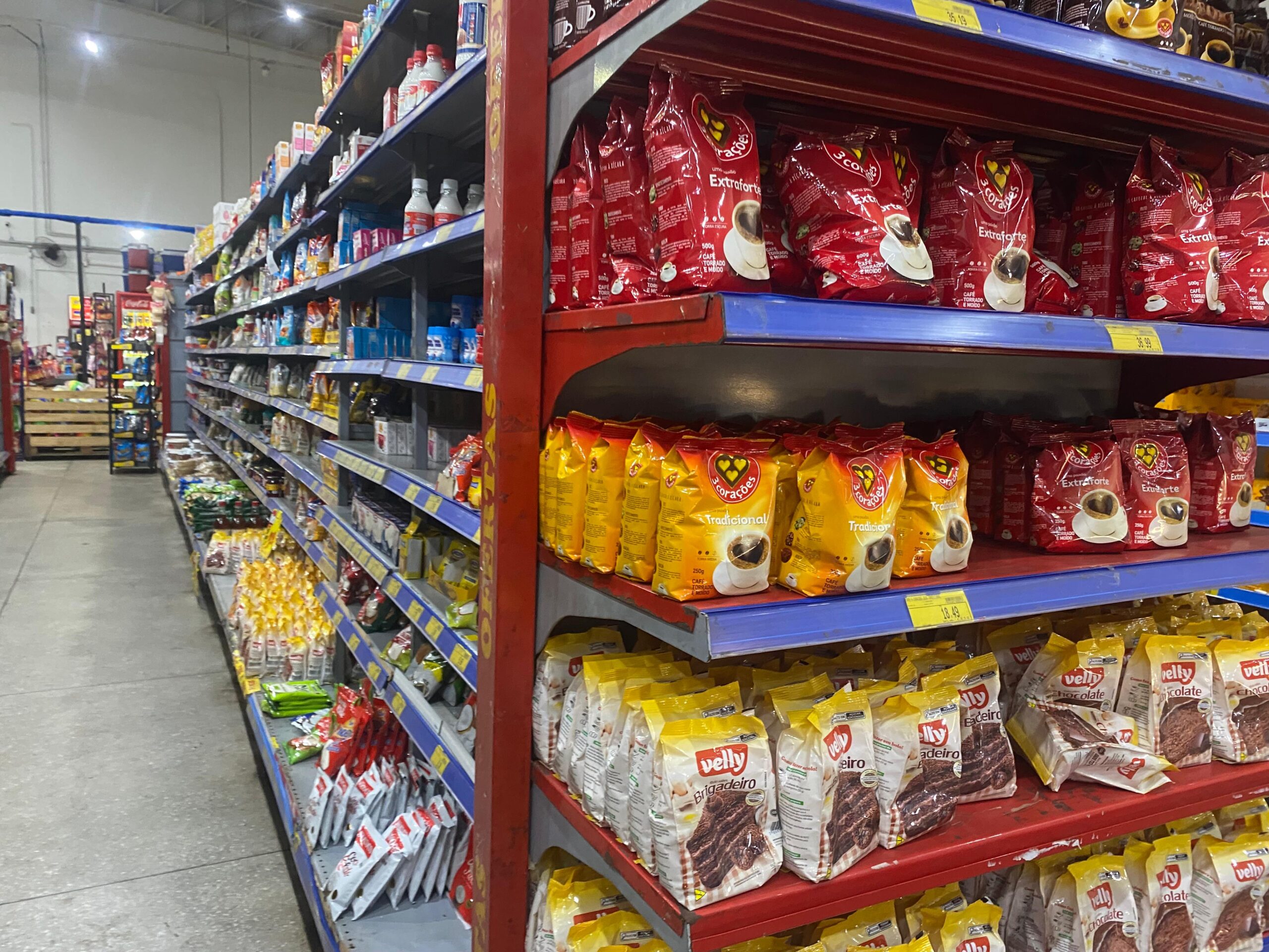 Inflação desacelera para 0,43% em abril, puxada por alimentos e remédios; transportes caem