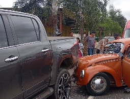 Duas pessoas ficam feridas em acidente entre carros em Senador Canedo