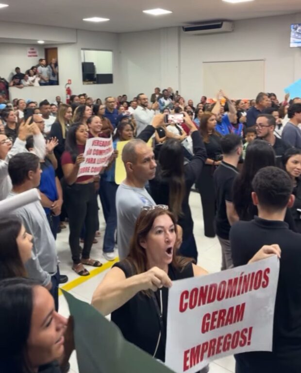 Manifestação em Caldas Novas protesta contra nova lei que proíbe cobrança de taxas de condomínio de turistas