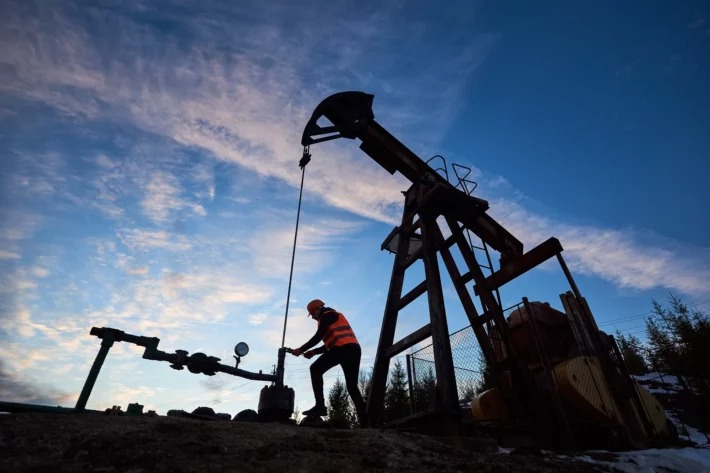 Tensões entre Israel e Irã fazem petróleo disparar e abalam bolsas dos EUA; mercado teme impacto no Estreito de Ormuz