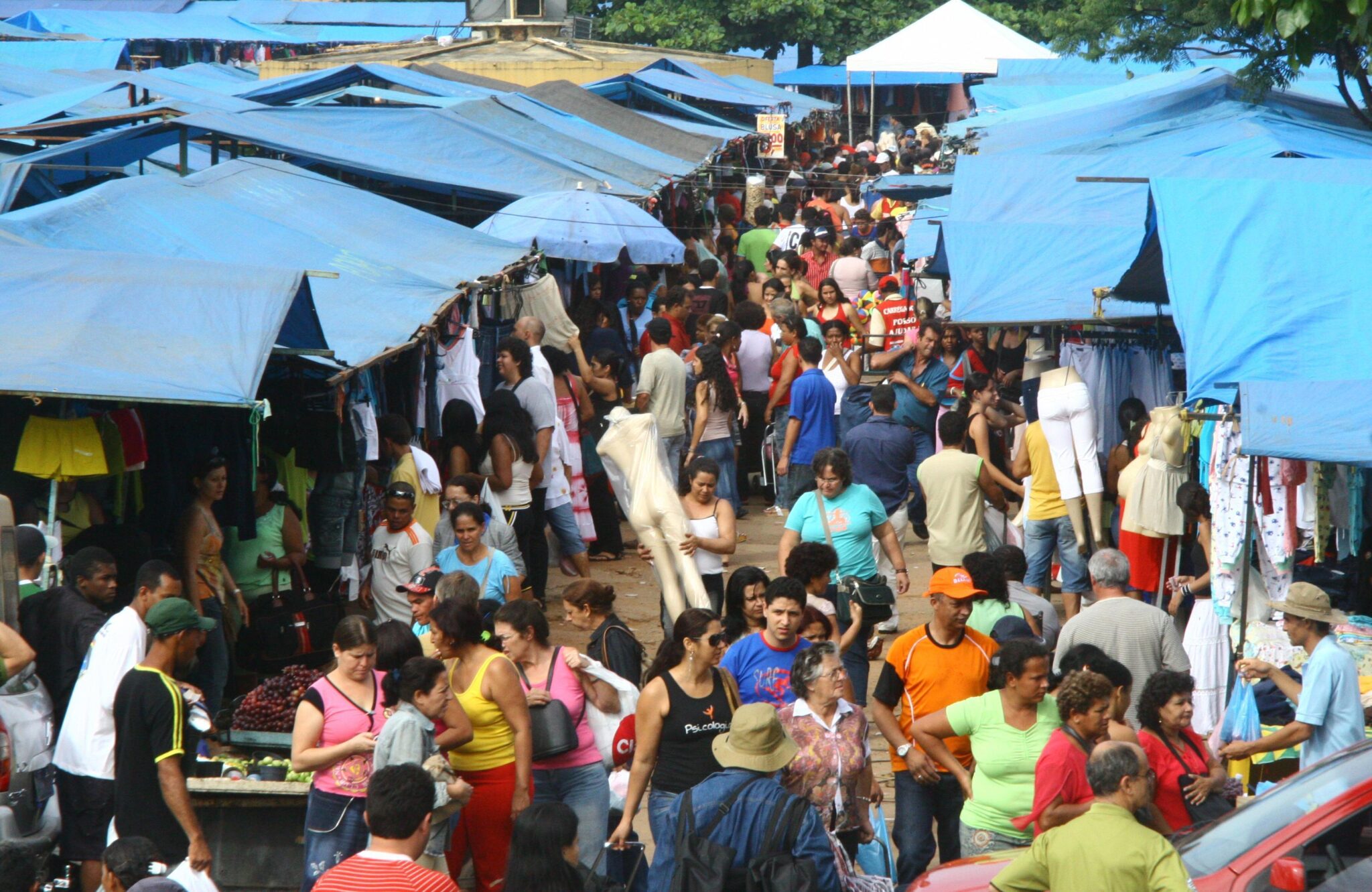 Detran-GO inicia diálogo com feirantes para resolver caos no estacionamento em feiras de Goiânia