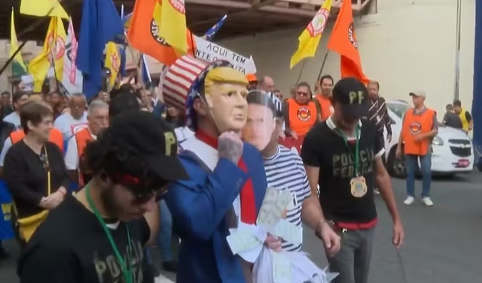 Comerciantes da 25 de Março protestam contra investigação de Trump sobre falsificação e defendem legalidade do comércio na região