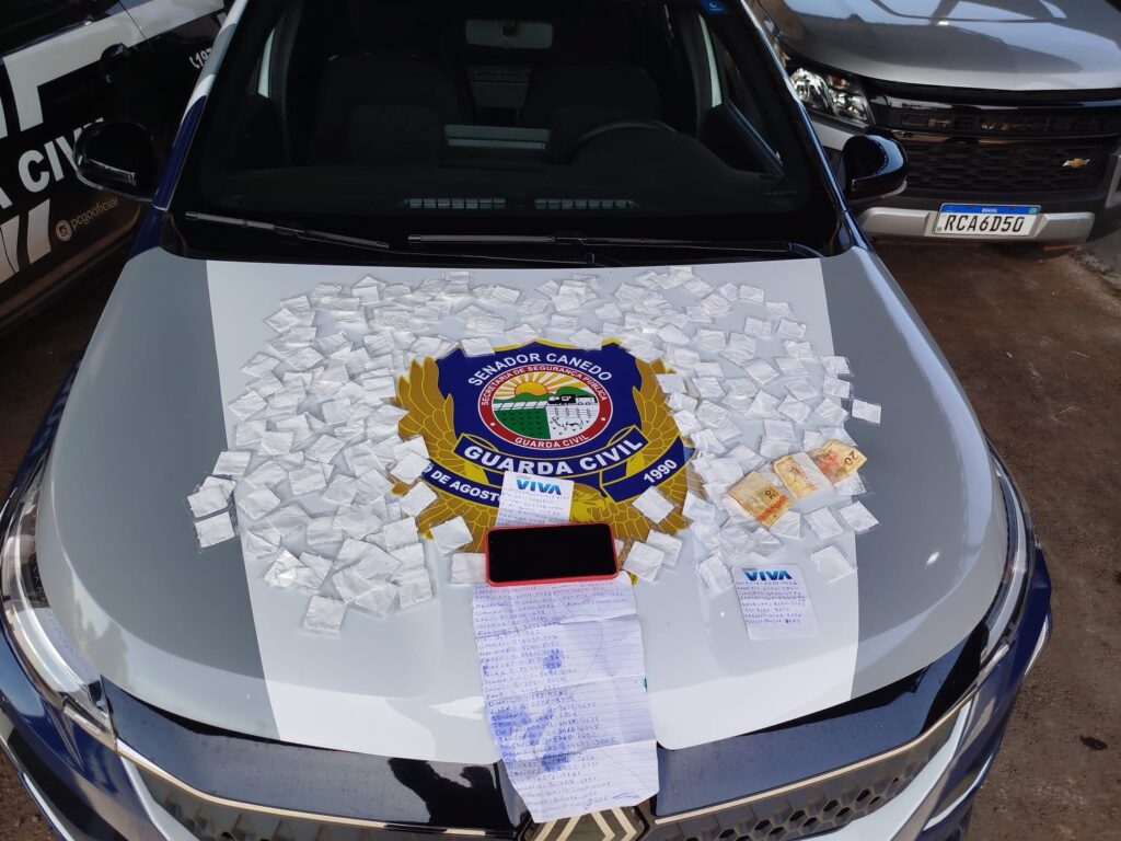 GCM de Senador Canedo prende suspeito de tráfico com 223 papelotes de cocaína no Jardim do Lago