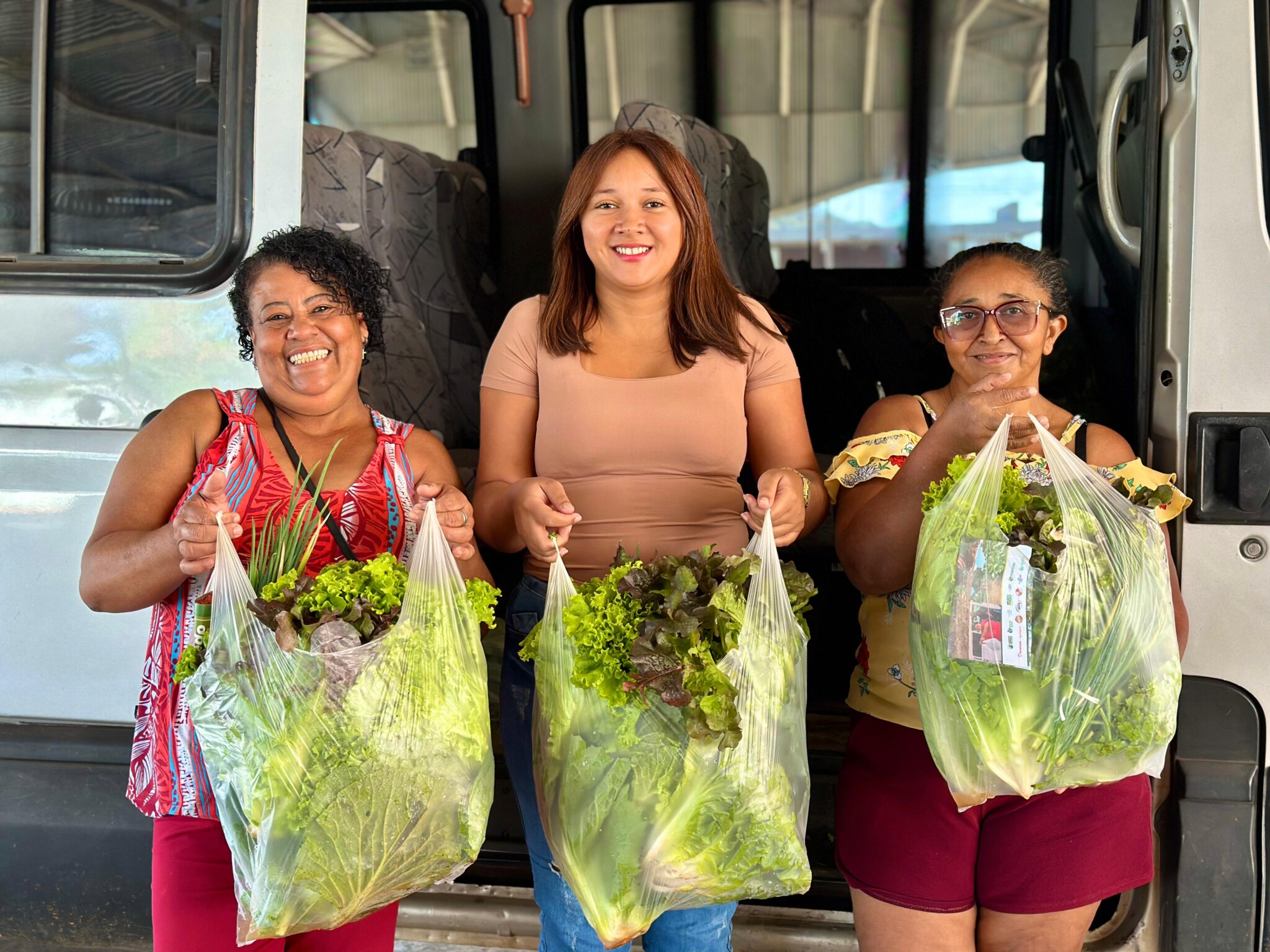 Prefeitura de Senador Canedo garante alimentação saudável a famílias com distribuição de kits de hortaliças