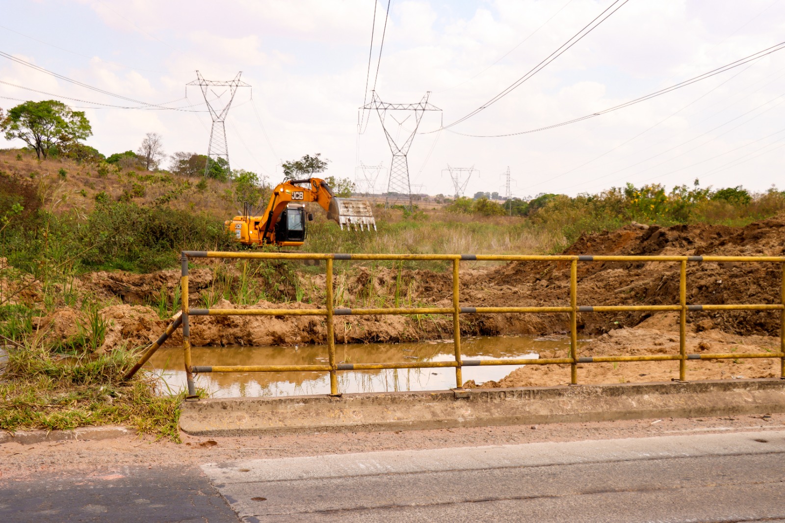 Prefeitura de Senador Canedo inicia obra de desassoreamento em ponte no Jardim das Oliveiras