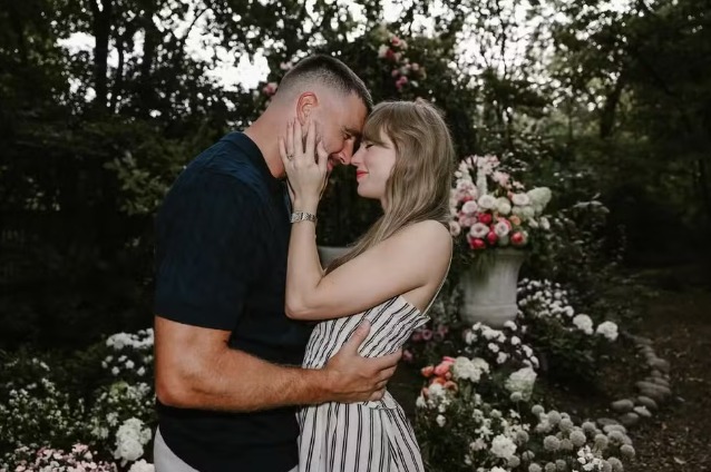 Taylor Swift anuncia noivado com Travis Kelce e revela novo álbum