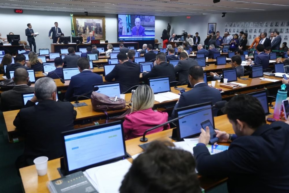 Câmara avança em projeto que endurece pena para aliciamento de menores na internet após denúncias de “adultização”