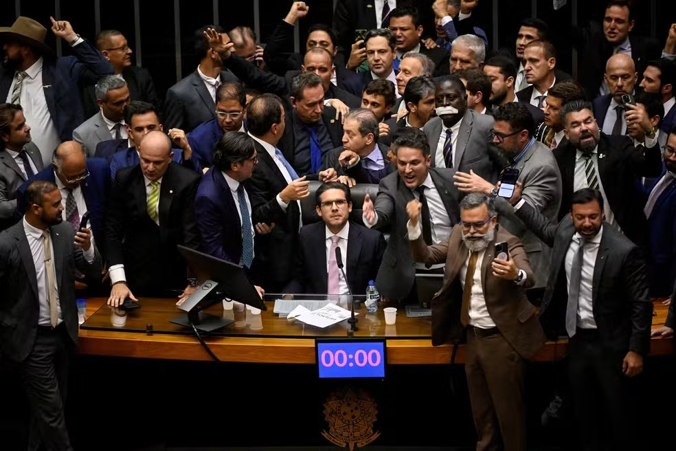Corregedor da Câmara pede suspensão de três deputados e censura escrita a 14 por protesto contra prisão de Bolsonaro