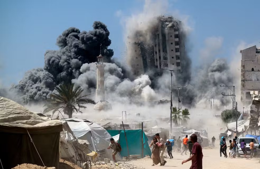 Bombardeio israelense derruba prédio de 14 andares na Cidade de Gaza em nova ofensiva contra o Hamas