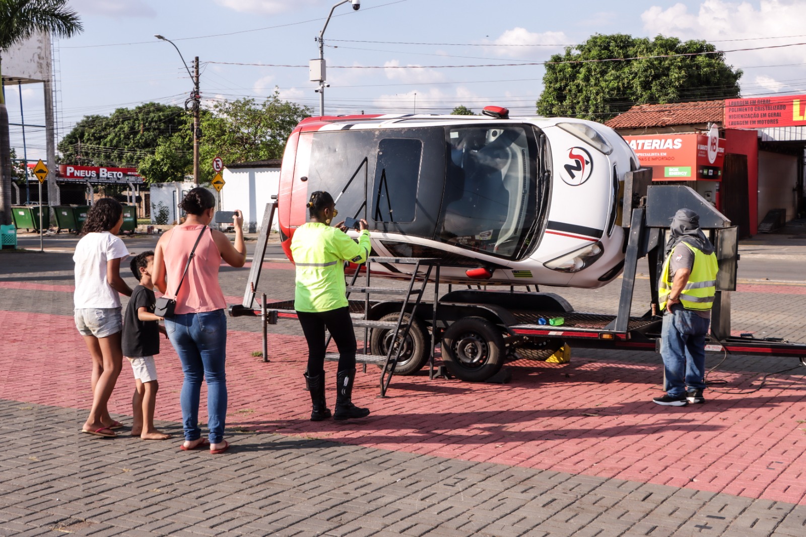 Simulador de capotamento conscientiza sobre segurança no trânsito em Senador Canedo
