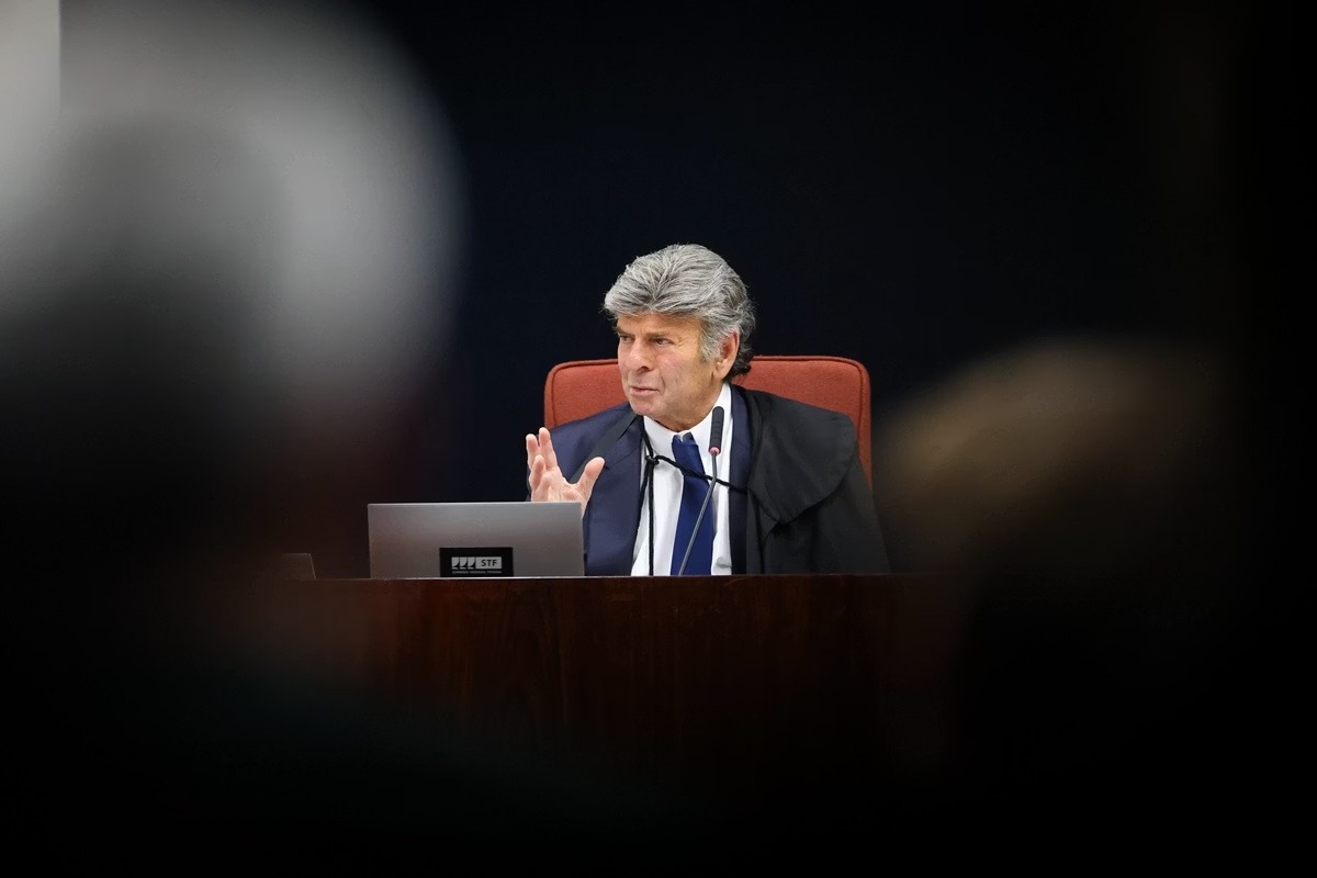 STF: Fux diverge de Moraes e Dino e rejeita parte das acusações contra Bolsonaro e aliados