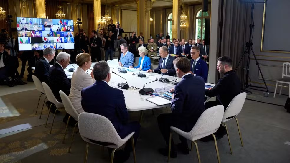 Coalizão promete apoio militar à Ucrânia; Putin exige encontro em Moscou