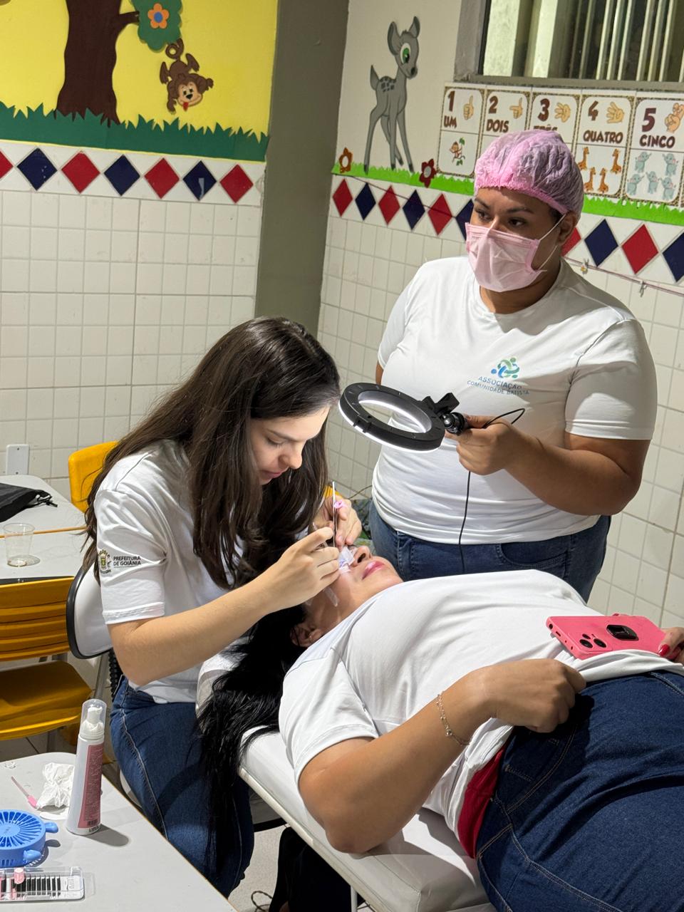 Cursos gratuitos na área da beleza formam novos profissionais e fortalecem setor que movimenta R$ 31,7 bilhões no País