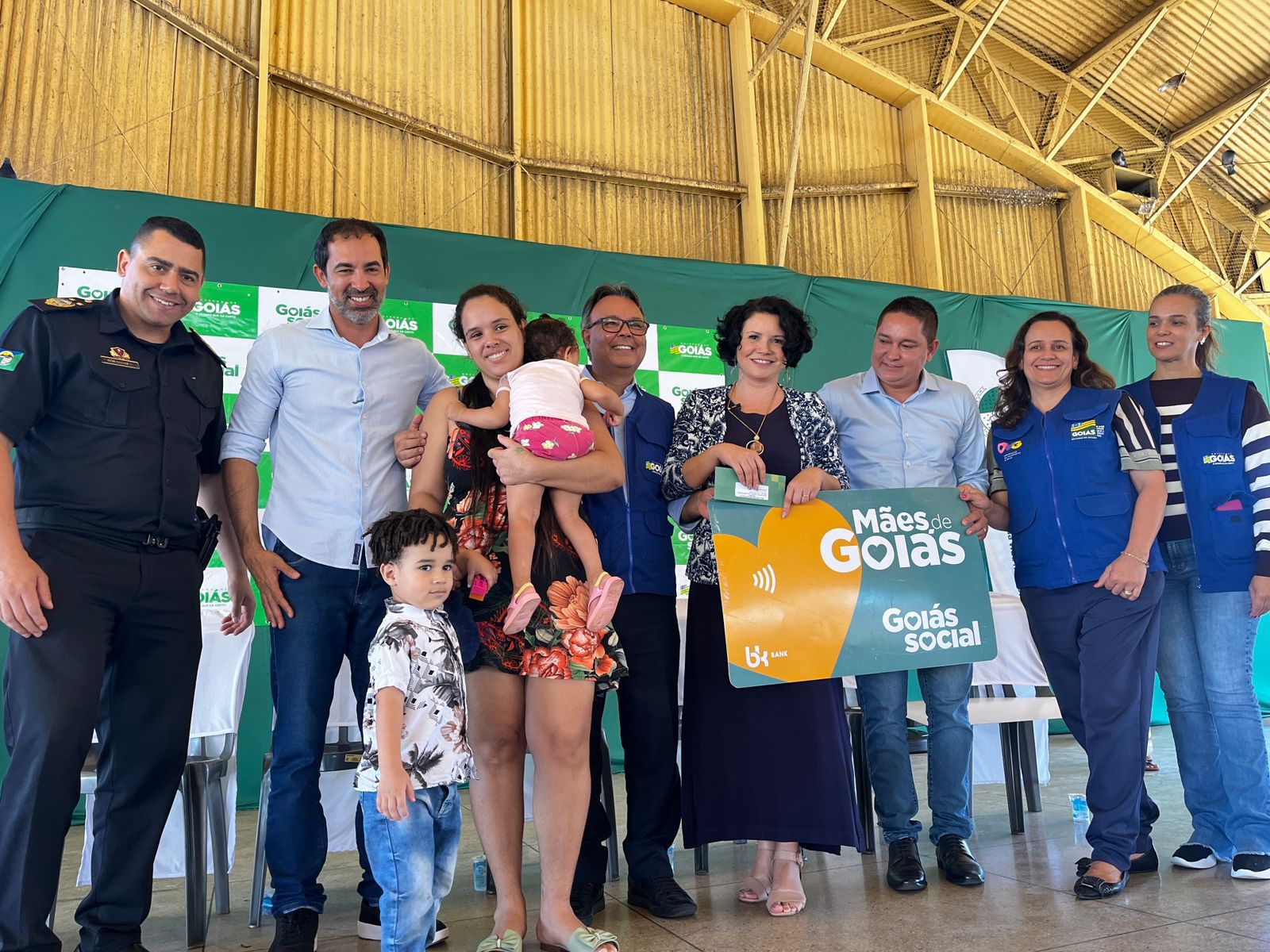 Senador Canedo entrega 660 cartões sociais e leva serviços gratuitos à população