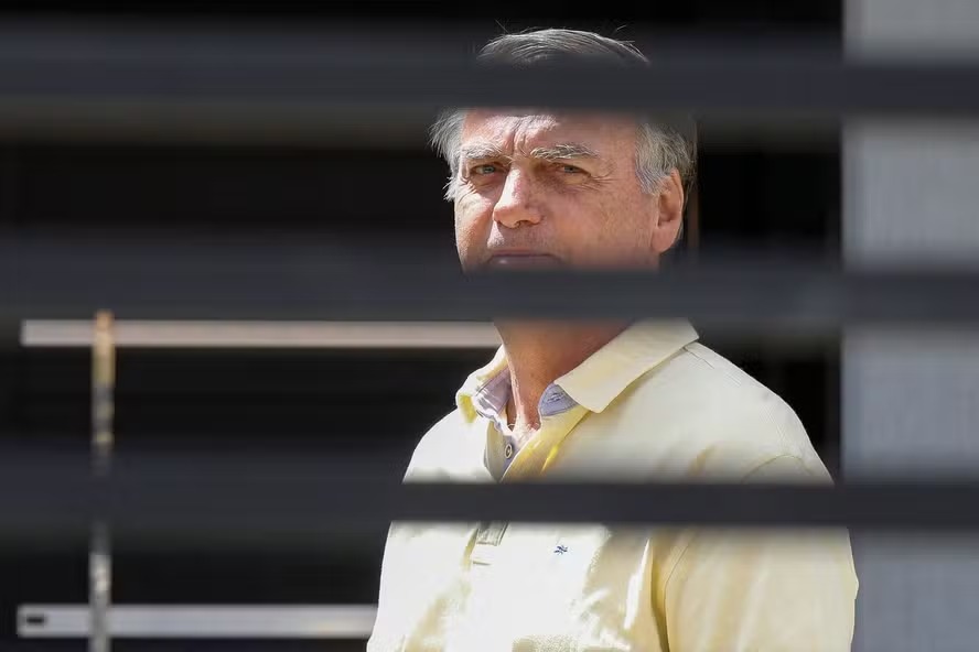 O ex-presidente Jair Bolsonaro foi preso preventivamente na manhã deste sábado (22) em Brasília, após decisão do ministro Alexandre de Moraes, do Supremo Tribunal Federal.