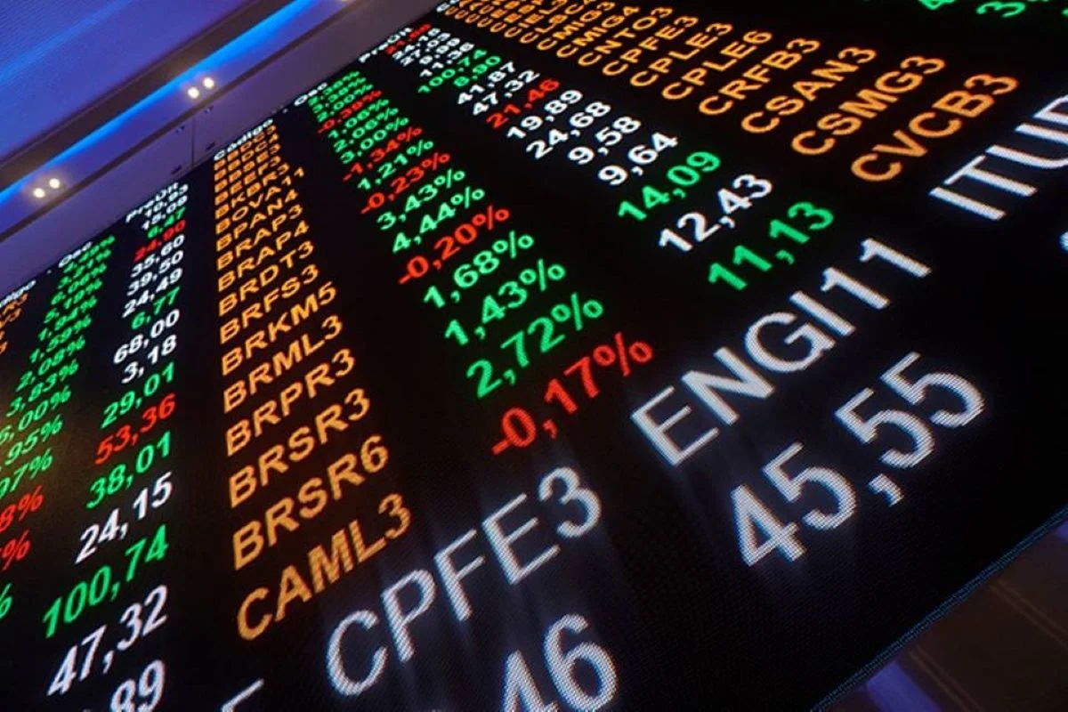 Ibovespa renova recorde e fecha acima dos 150 mil pontos em meio à alta do dólar e cautela global