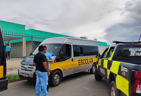 SMT flagra adolescente conduzindo van escolar em Senador Canedo