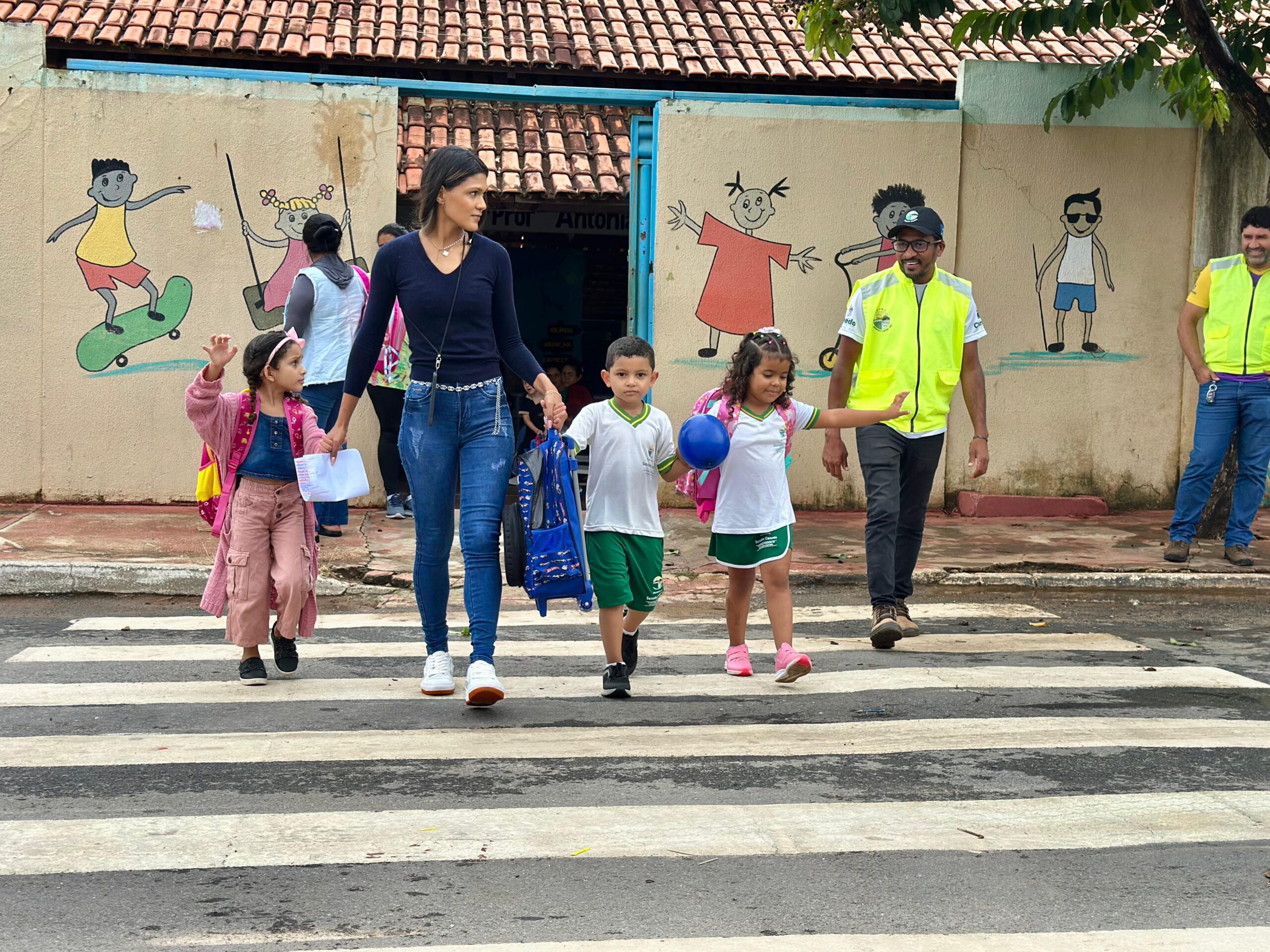 Ação da SMT orienta pais e alunos sobre segurança no trânsito em EMEI