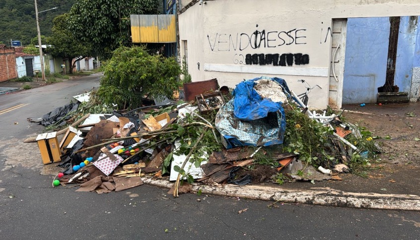 Dengue: denúncia resulta em ação do Núcleo de Vetores em imóvel abandonado de Senador Canedo