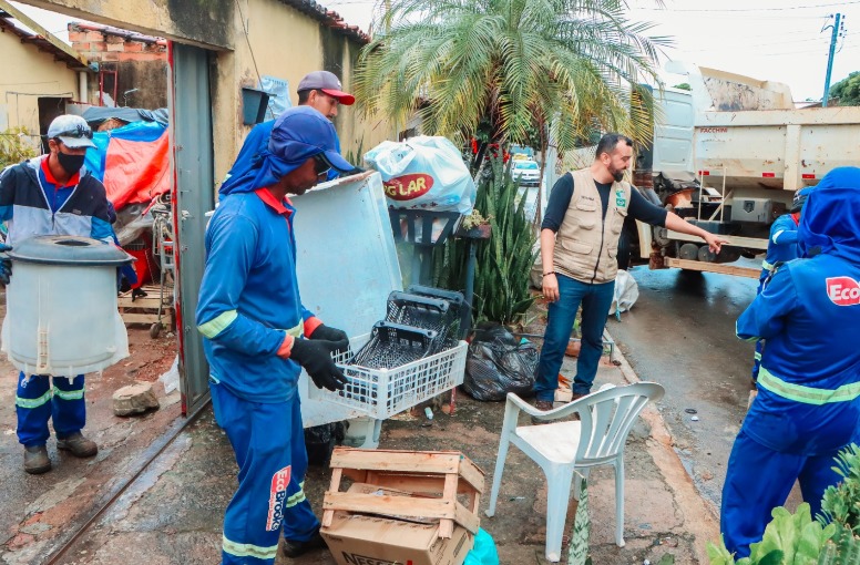 Senador Canedo realiza limpeza em residência após denúncias de acúmulo extremo no Morada do Morro
