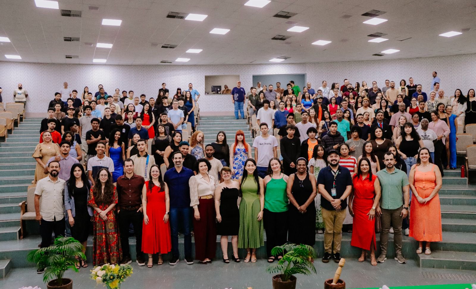 SENADOR CANEDO CELEBRA FORMAÇÃO DE 150 ALUNOS DA EJA EM SOLENIDADE NO PAÇO MUNICIPAL