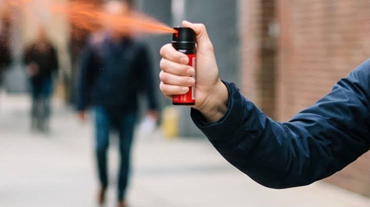 Congresso aprova uso de spray de pimenta para defesa pessoal de mulheres e texto segue para sanção