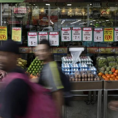 Preço da comida ainda pesa em 2025, mas inflação desacelera; veja o que deve baratear