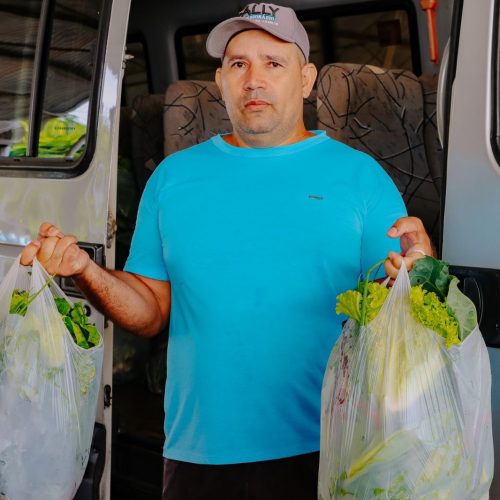 Senador Canedo distribui hortaliças do Projeto Horta Municipal para famílias da Vila Galvão