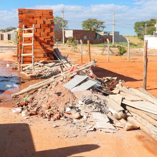 Fiscalização conjunta notifica obras irregulares no bairro Terra Bella, em Senador Canedo