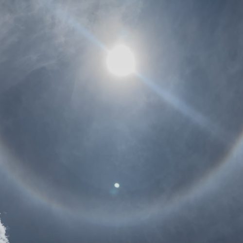 CÍRCULO AO REDOR DO SOL CHAMA ATENÇÃO NO CÉU DE SENADOR CANEDO